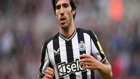 姆巴佩独中靶心，母在颁奖台上抽吸73口烟